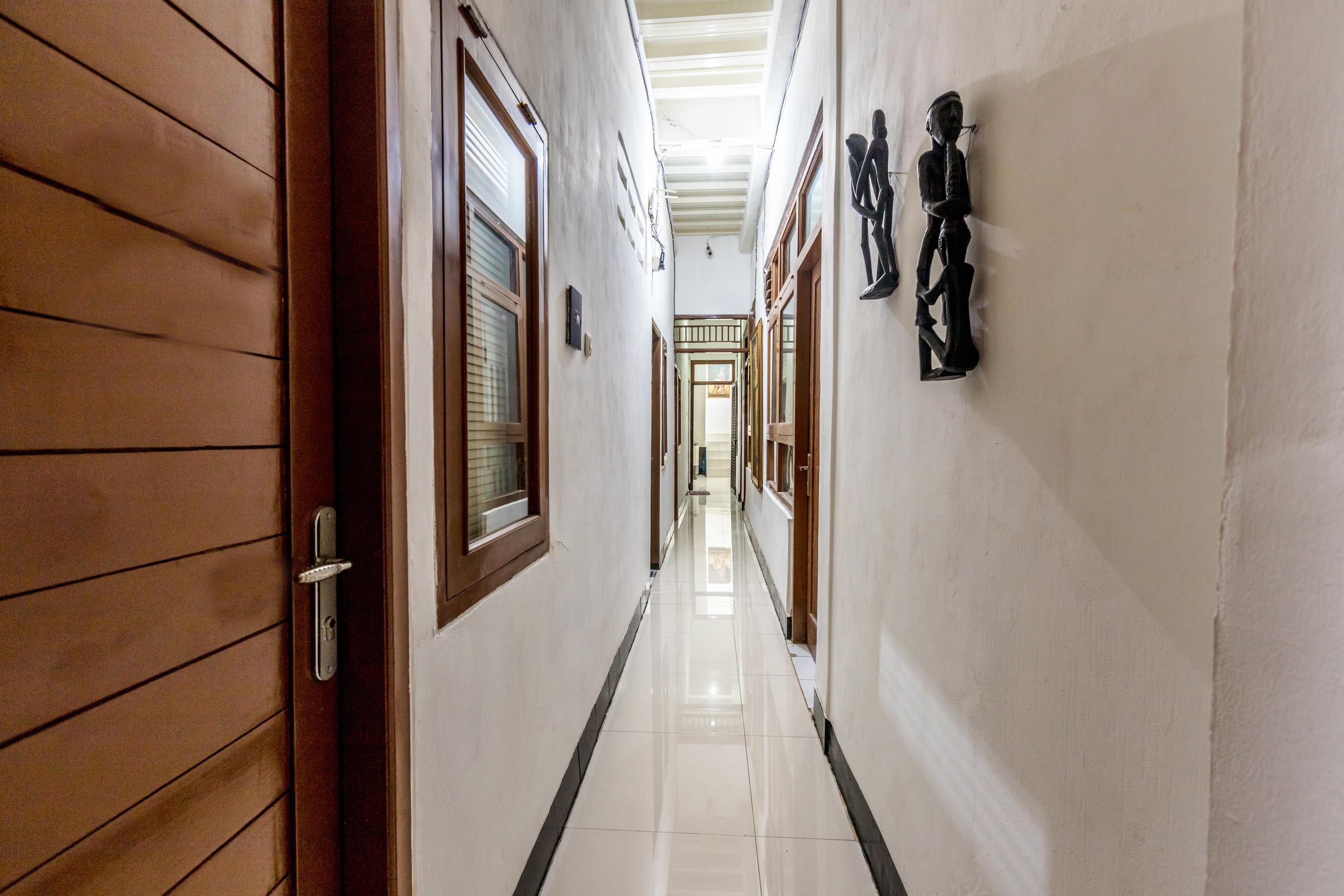 Super Oyo 1487 Residence Khoe Джакарта Экстерьер фото
