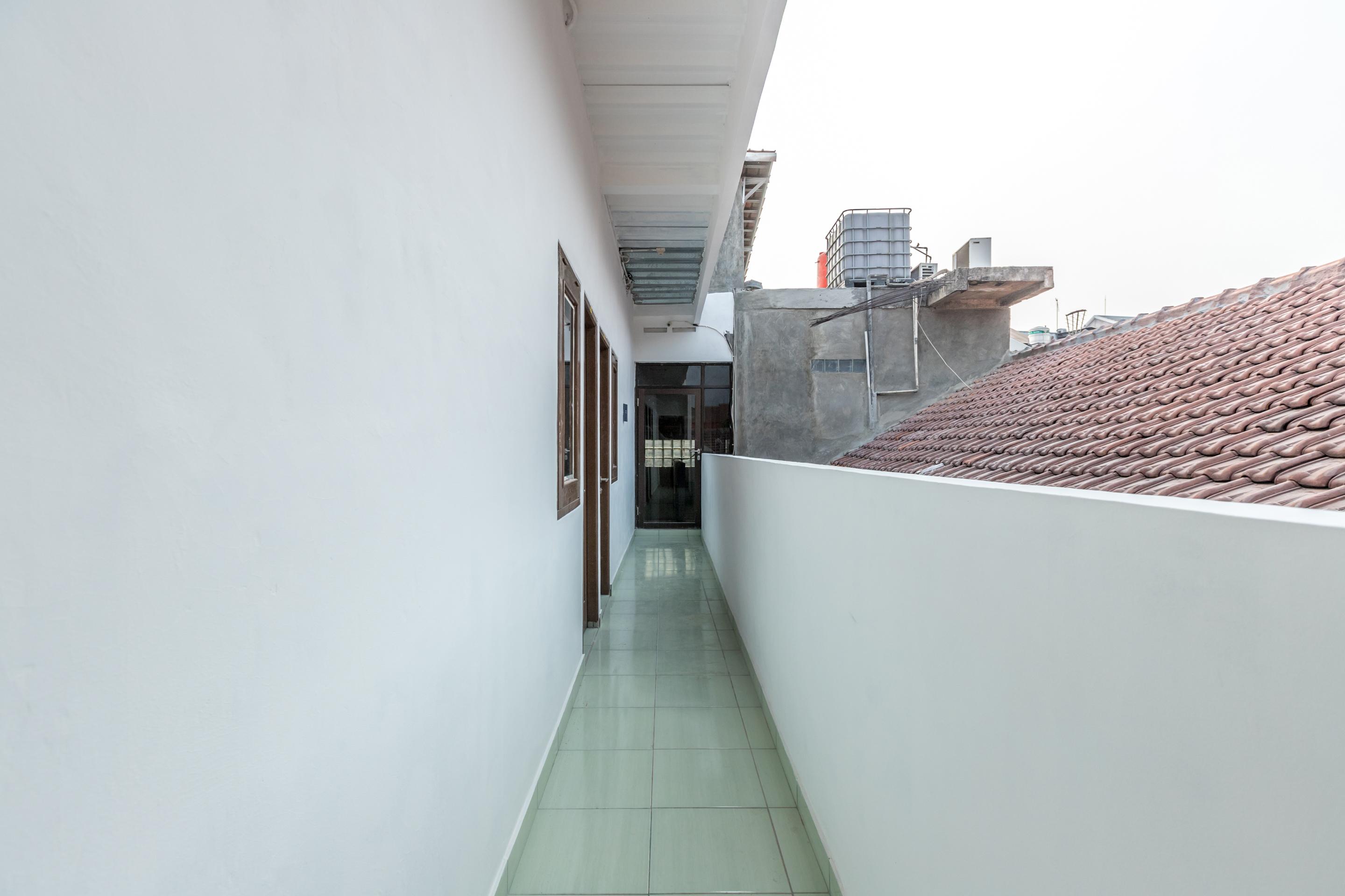 Super Oyo 1487 Residence Khoe Джакарта Экстерьер фото