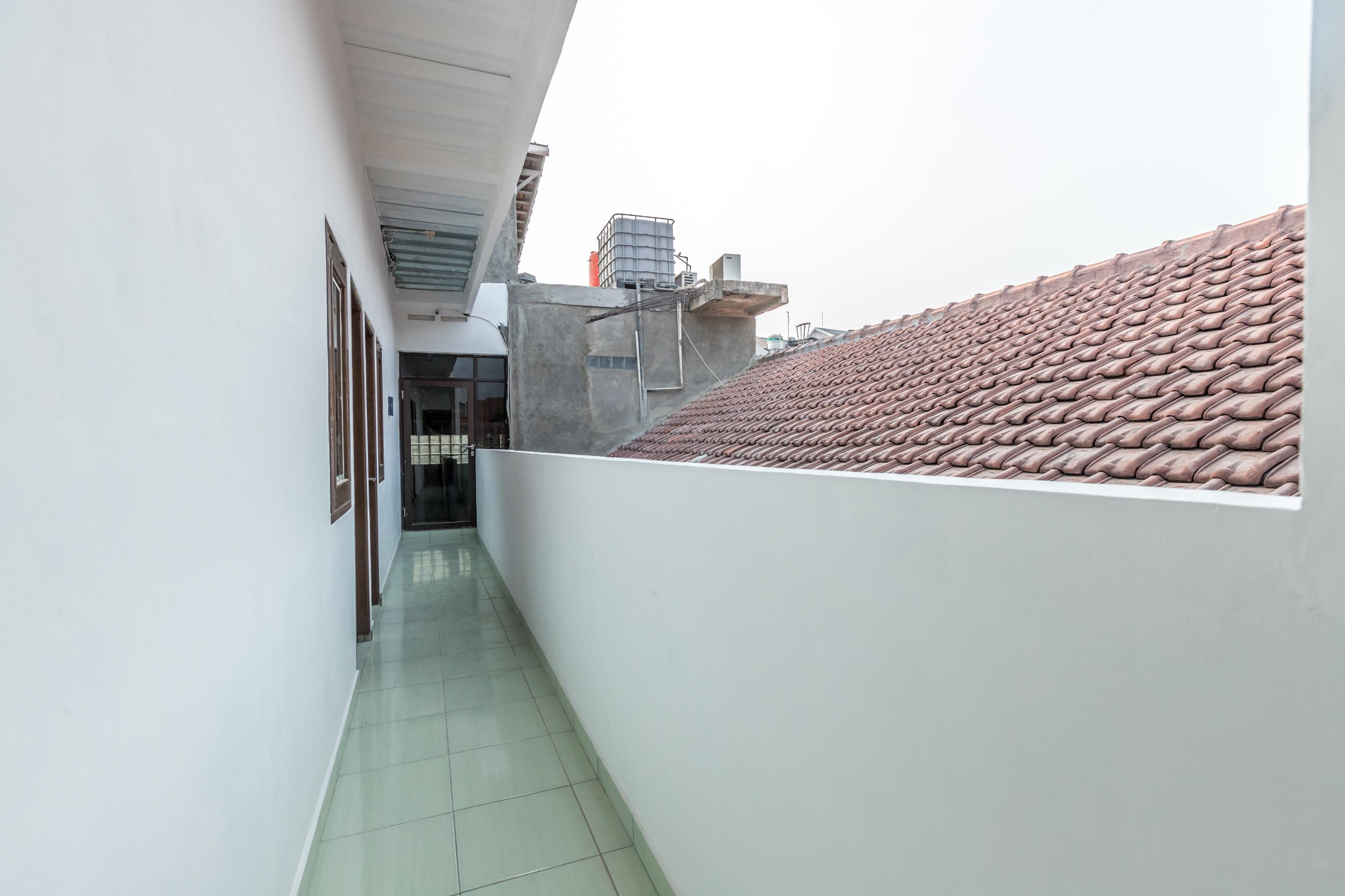 Super Oyo 1487 Residence Khoe Джакарта Экстерьер фото