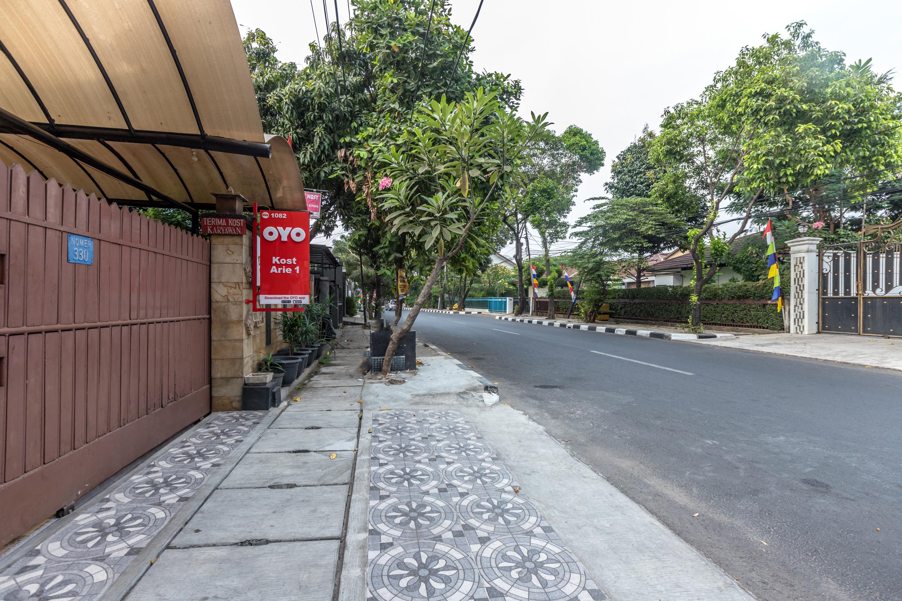 Super Oyo 1487 Residence Khoe Джакарта Экстерьер фото