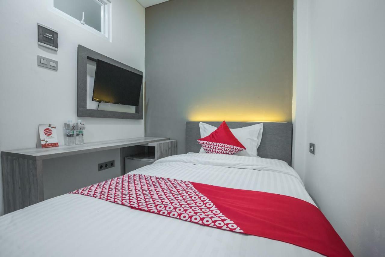 Super Oyo 1487 Residence Khoe Джакарта Экстерьер фото