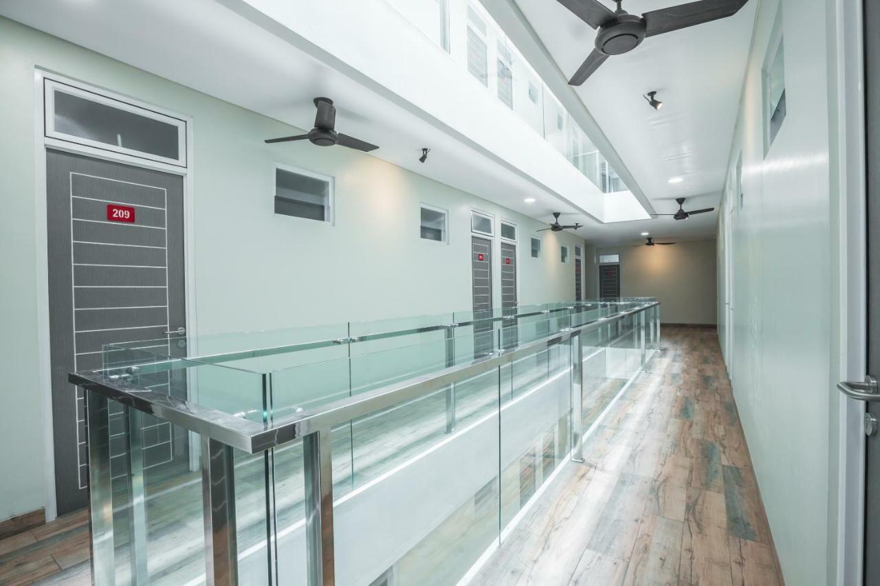 Super Oyo 1487 Residence Khoe Джакарта Экстерьер фото
