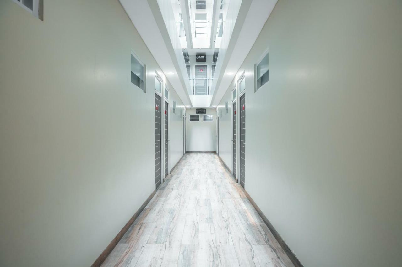 Super Oyo 1487 Residence Khoe Джакарта Экстерьер фото