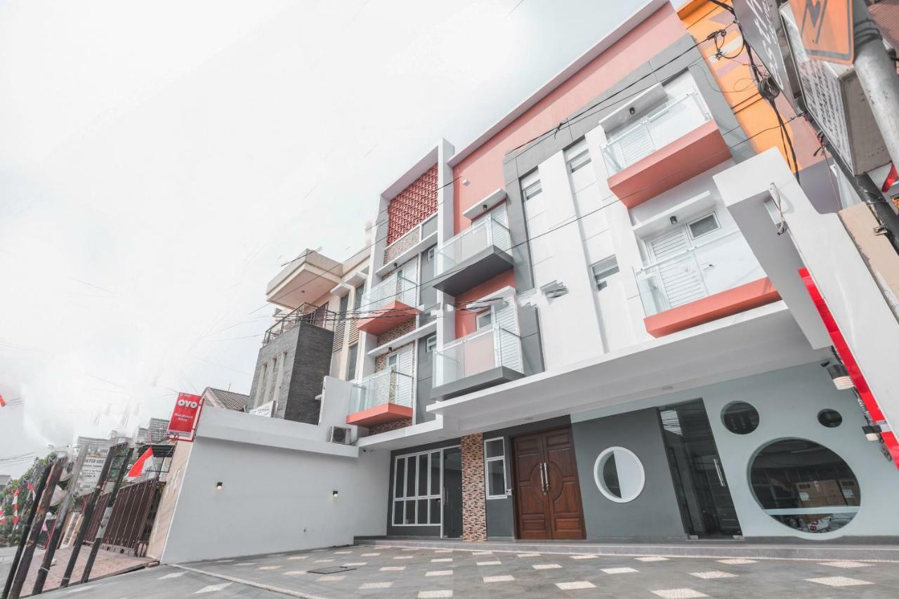 Super Oyo 1487 Residence Khoe Джакарта Экстерьер фото