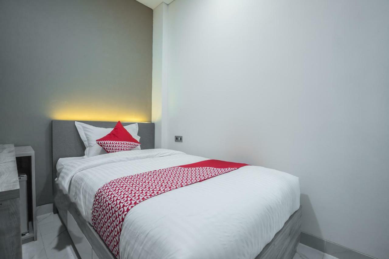 Super Oyo 1487 Residence Khoe Джакарта Экстерьер фото