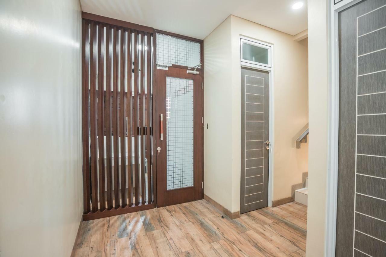 Super Oyo 1487 Residence Khoe Джакарта Экстерьер фото