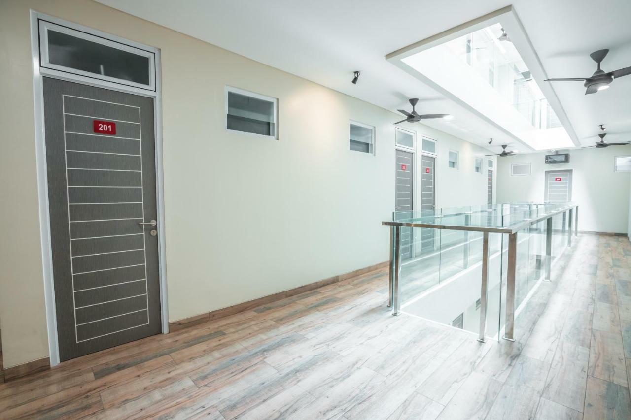 Super Oyo 1487 Residence Khoe Джакарта Экстерьер фото