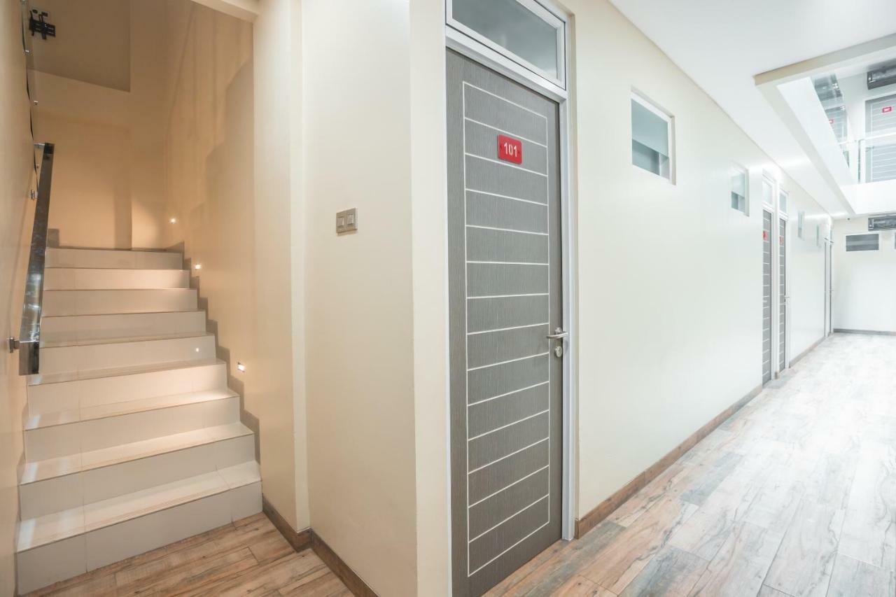 Super Oyo 1487 Residence Khoe Джакарта Экстерьер фото